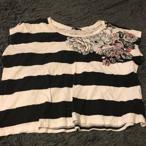 Crop top with floral pattern on shoulder and back